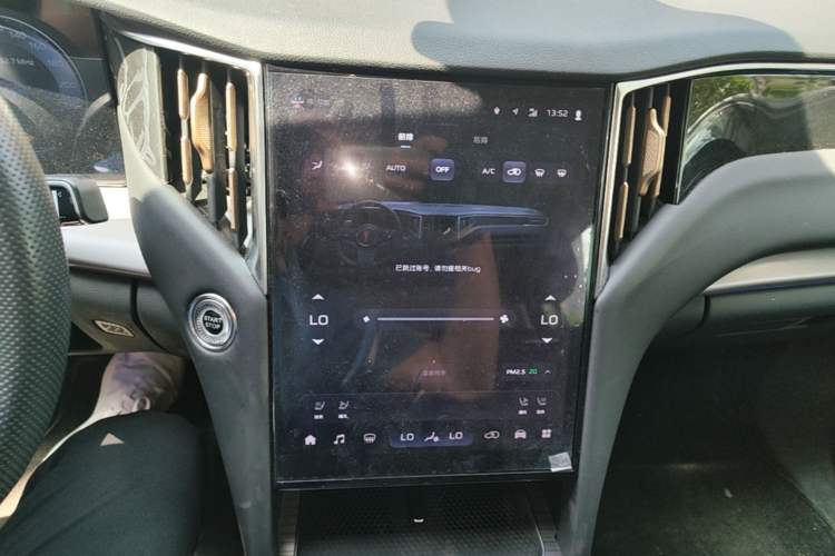 Used Hongqi HS7 PHEV 2024 2.0T PHEV Four-Wheel Drive Flagship Edition 7 Seats Audio And AC Panel