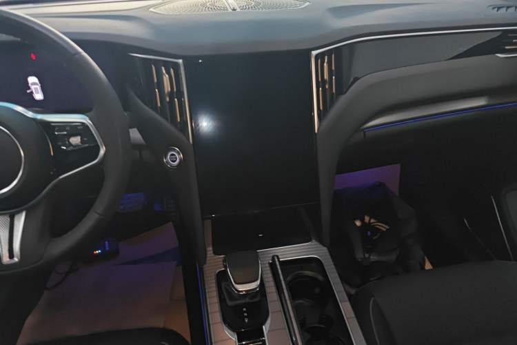 Used Hongqi HS7 PHEV 2024 2.0T PHEV Four-Wheel Drive Flagship Edition 7 Seats Audio And AC Panel