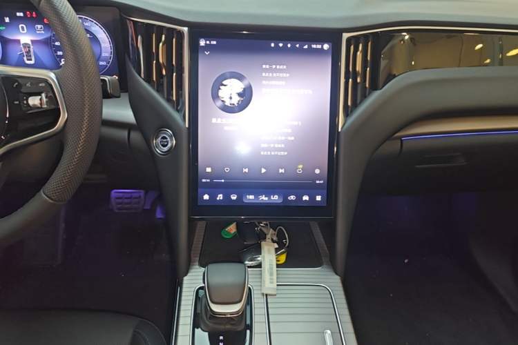 Used Hongqi HS7 PHEV 2024 2.0T PHEV Two-Wheel Drive Flagship Edition 6 Seats Audio And AC Panel