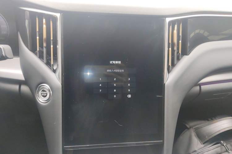 Used Hongqi HS7 PHEV 2024 2.0T PHEV Four-Wheel Drive Flagship Edition 6 Seats Audio And AC Panel