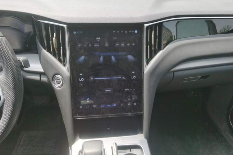 Used Hongqi HS7 PHEV 2024 2.0T PHEV Four-Wheel Drive Flagship Edition 7 Seats Audio And AC Panel
