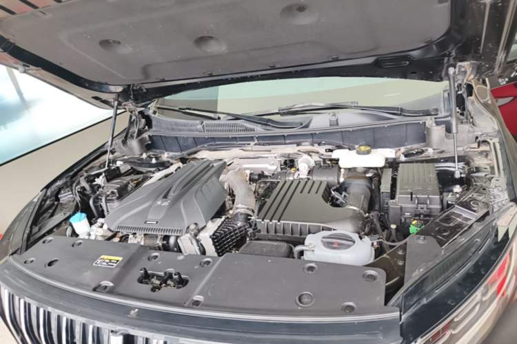 Used Hongqi HS7 PHEV 2024 2.0T PHEV Four-Wheel-Drive Flagship Edition 6 Seats Engine Bay