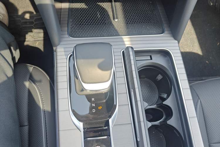 Used Hongqi HS7 PHEV 2024 2.0T PHEV Four-Wheel Drive Flagship Edition 6 Seats Gear Lever