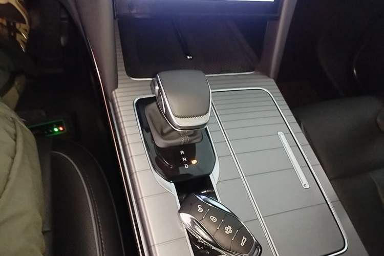 Used Hongqi HS7 PHEV 2024 2.0T PHEV Four-Wheel Drive Flagship Edition 6 Seats Gear Lever