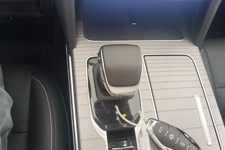 Used Hongqi HS7 PHEV 2024 2.0T PHEV Four-Wheel Drive Flagship Edition 6 Seats Gear Lever