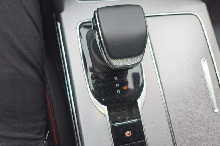 Used Hongqi HS7 PHEV 2024 2.0T PHEV Four-Wheel Drive Flagship Edition 6 Seats Gear Lever