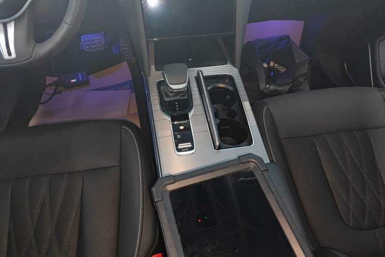 Used Hongqi HS7 PHEV 2024 2.0T PHEV Four-Wheel Drive Flagship Edition 7 Seats Gear Lever