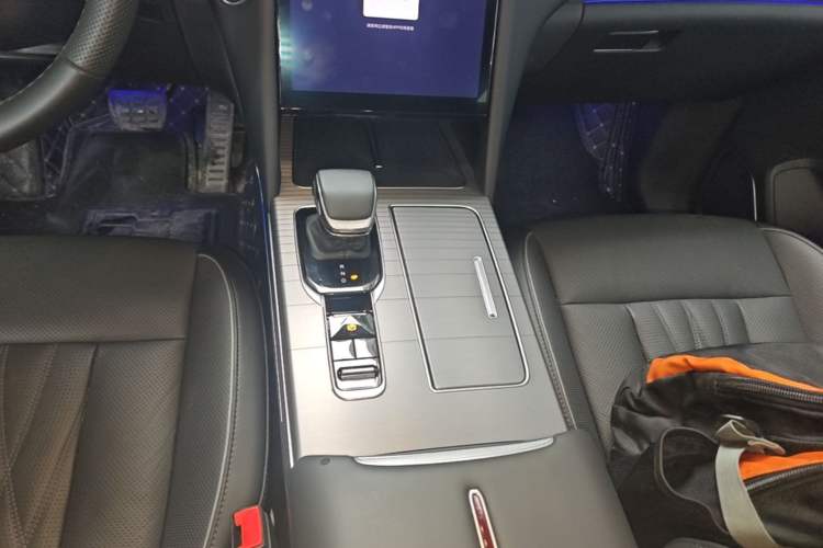 Used Hongqi HS7 PHEV 2024 2.0T PHEV Four-Wheel Drive Flagship Edition 7 Seats Gear Lever