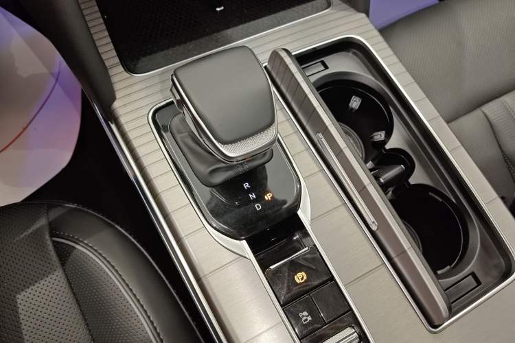 Used Hongqi HS7 PHEV 2024 2.0T PHEV Four-Wheel Drive Flagship Edition 7 Seats Gear Lever