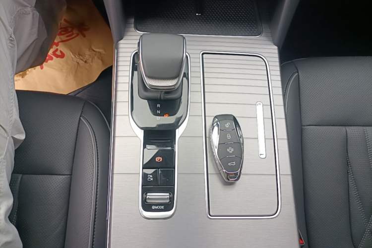 Used Hongqi HS7 PHEV 2024 2.0T PHEV Four-Wheel Drive Flagship Edition 6 Seats Gear Lever