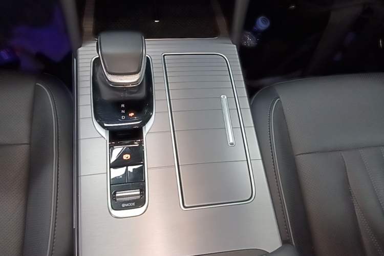 Used Hongqi HS7 PHEV 2024 2.0T PHEV Four-Wheel Drive Flagship Edition 6 Seats Gear Lever