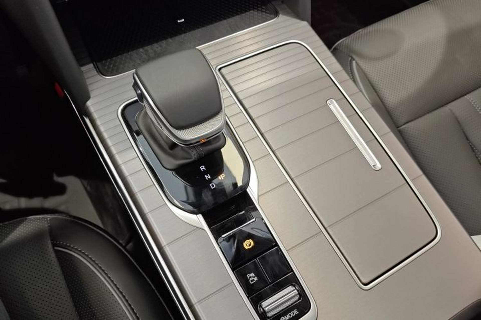 Used Hongqi HS7 PHEV 2024 2.0T PHEV Two-Wheel Drive Flagship Edition 6 Seats Gear Lever