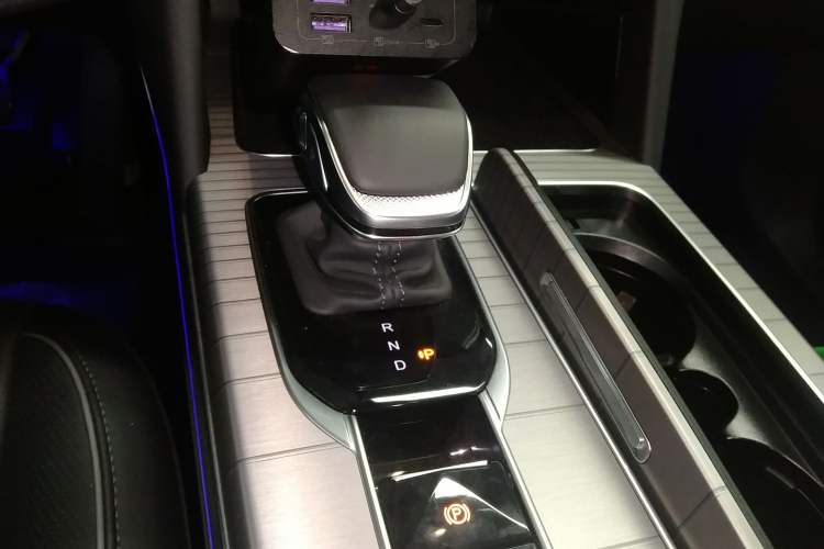 Used Hongqi HS7 PHEV 2024 2.0T PHEV Four-Wheel Drive Flagship Edition 6 Seats Gear Lever