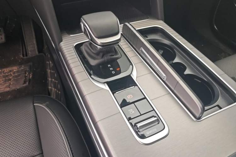Used Hongqi HS7 PHEV 2024 2.0T PHEV Four-Wheel Drive Flagship Edition 6 Seats Gear Lever