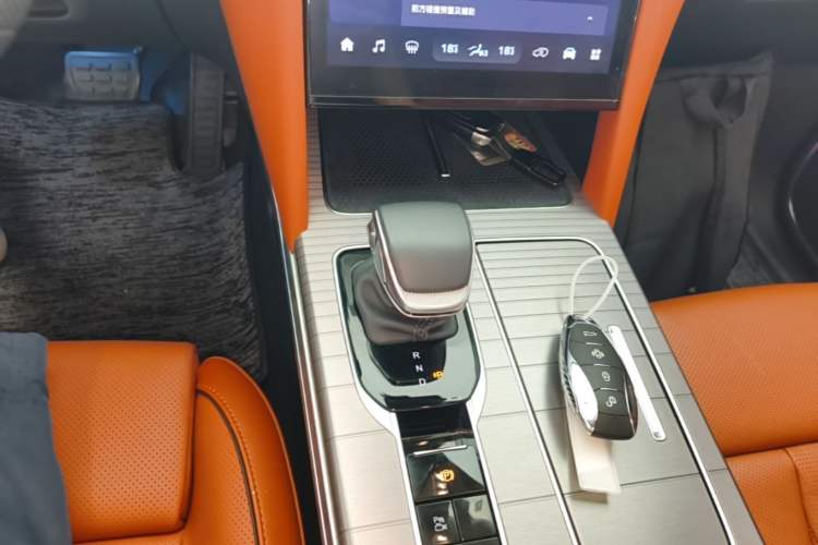 Used Hongqi HS7 PHEV 2024 2.0T PHEV Four-Wheel-Drive Flagship Edition 6 Seats Gear Lever