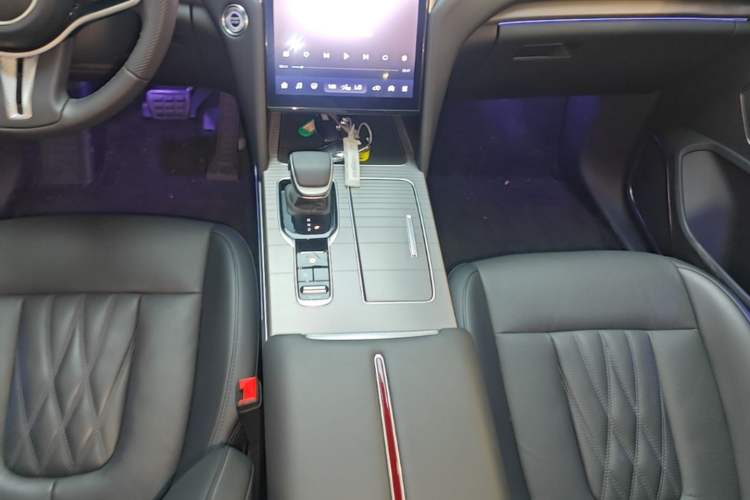 Used Hongqi HS7 PHEV 2024 2.0T PHEV Two-Wheel Drive Flagship Edition 6 Seats Gear Lever