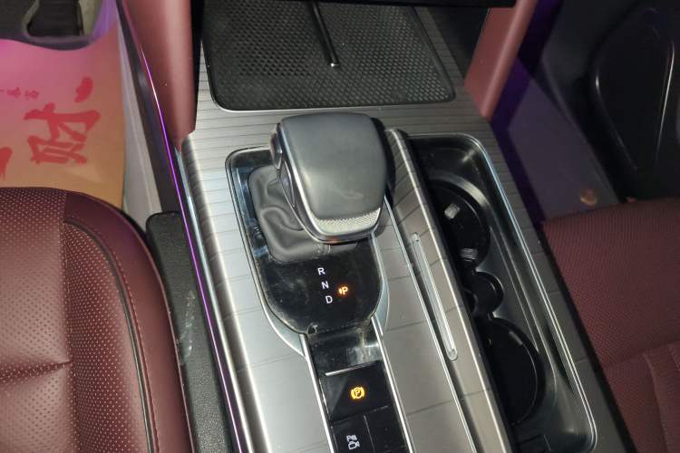 Used Hongqi HS7 PHEV 2024 2.0T PHEV Four-Wheel Drive Flagship Edition 7 Seats Gear Lever