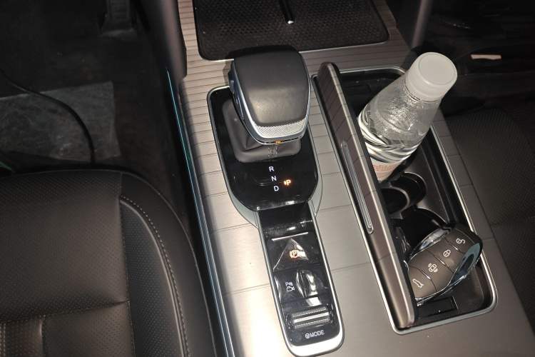 Used Hongqi HS7 PHEV 2024 2.0T PHEV Four-Wheel Drive Flagship Edition 6 Seats Gear Lever