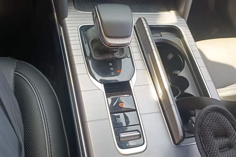 Used Hongqi HS7 PHEV 2024 2.0T PHEV Four-Wheel Drive Flagship Edition 6 Seats Gear Lever