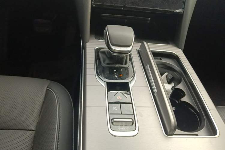Used Hongqi HS7 PHEV 2024 2.0T PHEV Four-Wheel Drive Flagship Edition 6 Seats Gear Lever