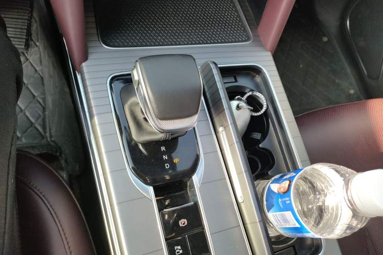 Used Hongqi HS7 PHEV 2024 2.0T PHEV Two-Wheel Drive Flagship Edition 6 Seats Gear Lever