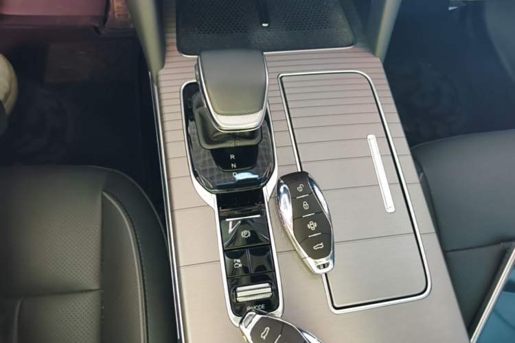 Used Hongqi HS7 PHEV 2024 2.0T PHEV Four-Wheel Drive Flagship Edition 6 Seats Gear Lever