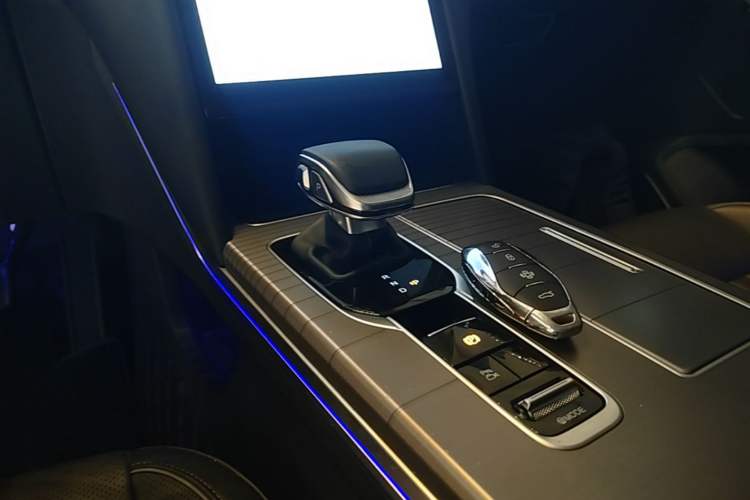 Used Hongqi HS7 PHEV 2024 2.0T PHEV Four-Wheel Drive Flagship Edition 6 Seats Gear Lever