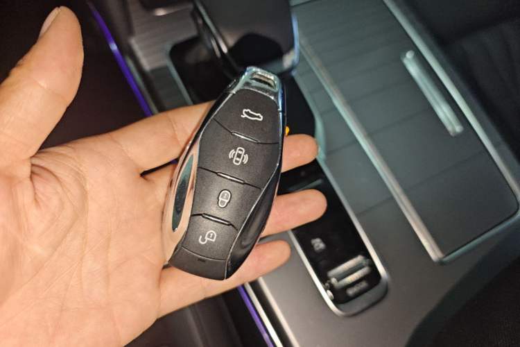 Used Hongqi HS7 PHEV 2024 2.0T PHEV Four-Wheel Drive Flagship Edition 7 Seats Interior 1