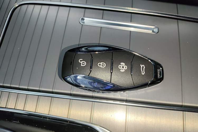 Used Hongqi HS7 PHEV 2024 2.0T PHEV Four-Wheel Drive Flagship Edition 6 Seats Interior 1
