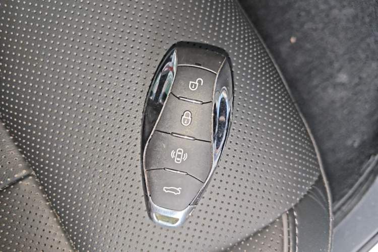 Used Hongqi HS7 PHEV 2024 2.0T PHEV Four-Wheel Drive Flagship Edition 7 Seats Interior 1