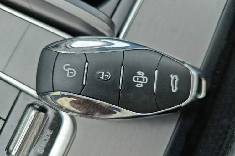 Used Hongqi HS7 PHEV 2024 2.0T PHEV Four-Wheel Drive Flagship Edition 7 Seats Interior 1