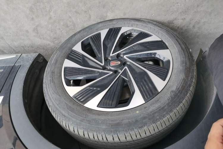 Used Hongqi HS7 PHEV 2024 2.0T PHEV Four-Wheel Drive Flagship Edition 6 Seats Left Front Wheel Hub