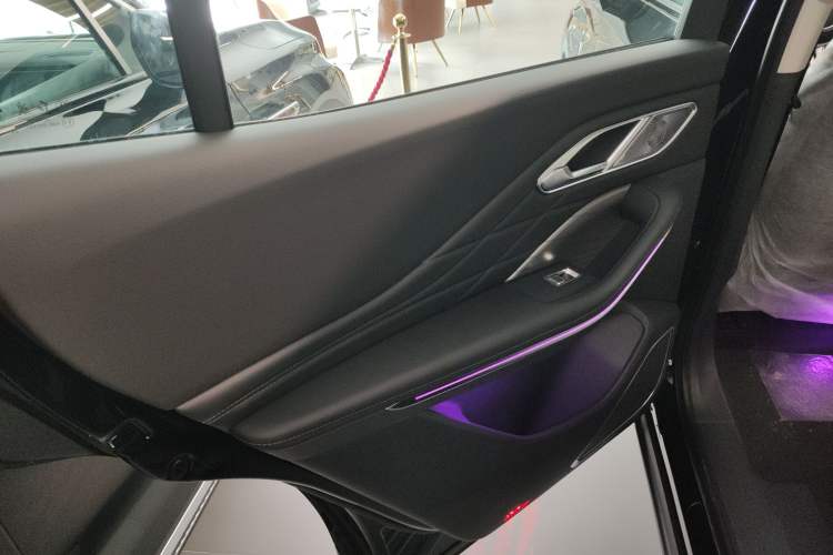 Used Hongqi HS7 PHEV 2024 2.0T PHEV Four-Wheel Drive Flagship Edition 7 Seats Left Rear Door Interior