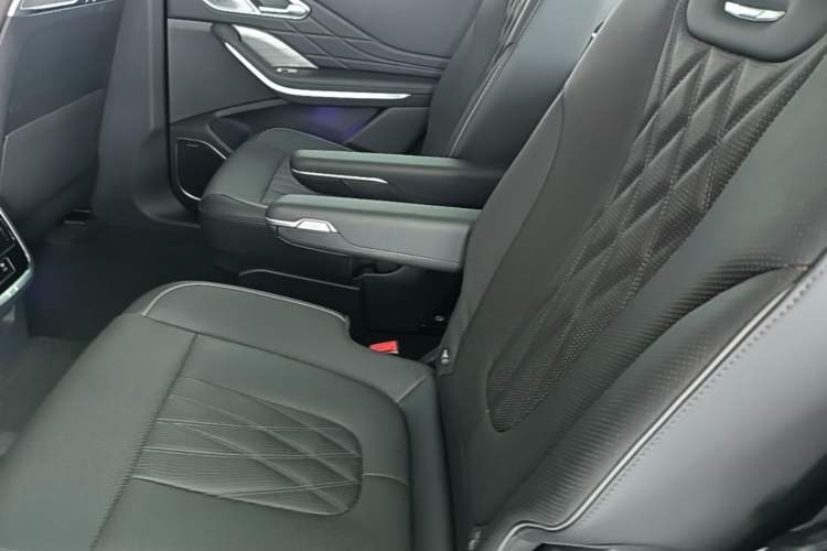 Used Hongqi HS7 PHEV 2024 2.0T PHEV Four-Wheel Drive Flagship Edition 6 Seats Left Rear Seat