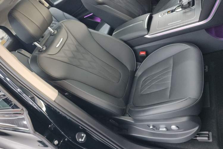 Used Hongqi HS7 PHEV 2024 2.0T PHEV Four-Wheel Drive Flagship Edition 6 Seats Right Front Seat