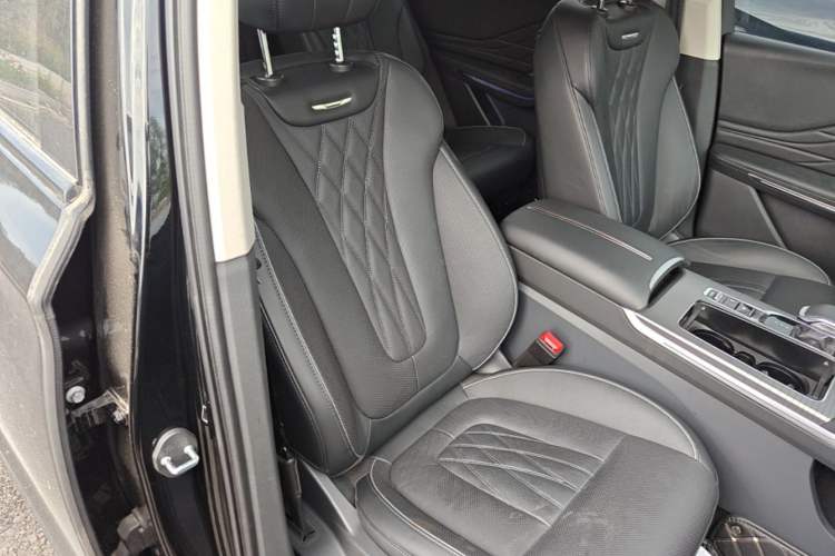 Used Hongqi HS7 PHEV 2024 2.0T PHEV Four-Wheel Drive Flagship Edition 6 Seats Right Front Seat