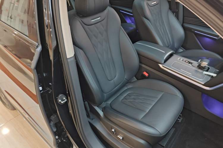 Used Hongqi HS7 PHEV 2024 2.0T PHEV Two-Wheel Drive Flagship Edition 6 Seats Right Front Seat