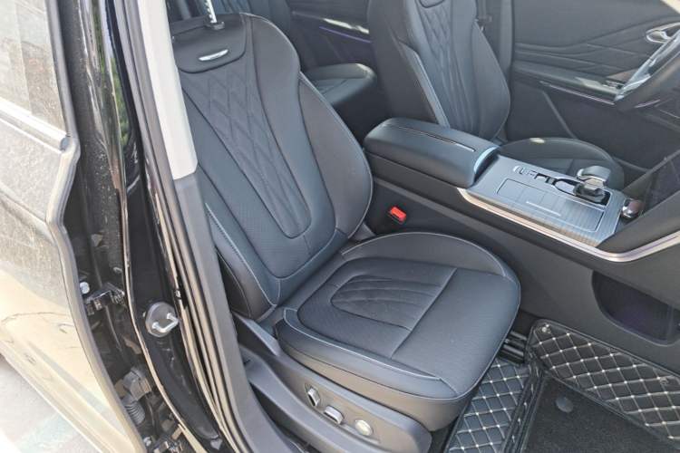 Used Hongqi HS7 PHEV 2024 2.0T PHEV Four-Wheel Drive Flagship Edition 6 Seats Right Front Seat