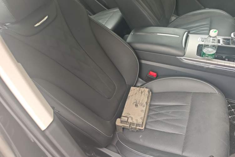 Used Hongqi HS7 PHEV 2024 2.0T PHEV Four-Wheel Drive Flagship Edition 7 Seats Right Front Seat