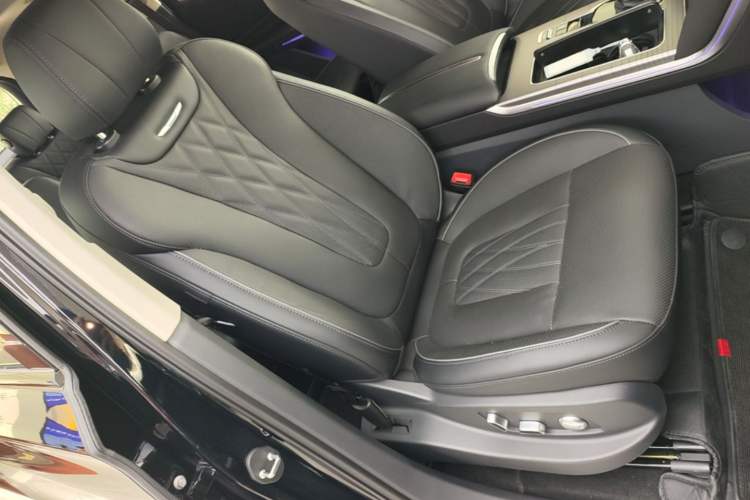 Used Hongqi HS7 PHEV 2024 2.0T PHEV Four-Wheel Drive Flagship Edition 6 Seats Right Front Seat