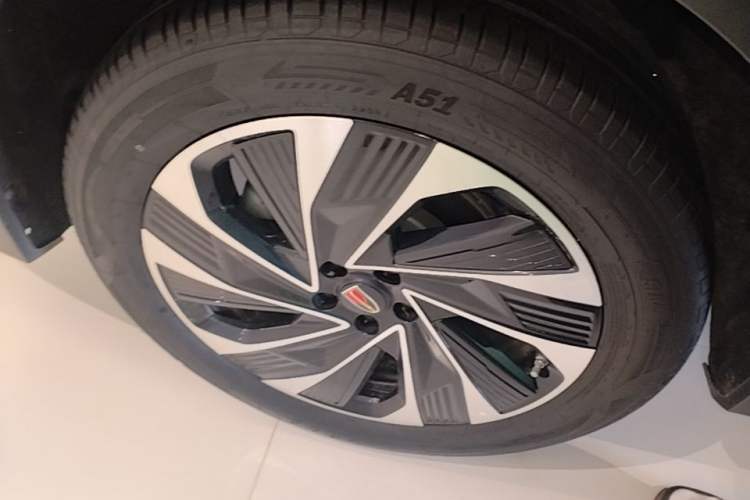 Used Hongqi HS7 PHEV 2024 2.0T PHEV Four-Wheel Drive Flagship Edition 6 Seats Right Rear Wheel Hub