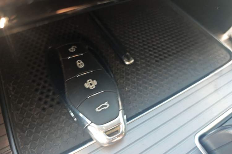 Used Hongqi HS7 PHEV 2024 2.0T PHEV Four-Wheel Drive Flagship Edition 7 Seats Vehicle Key