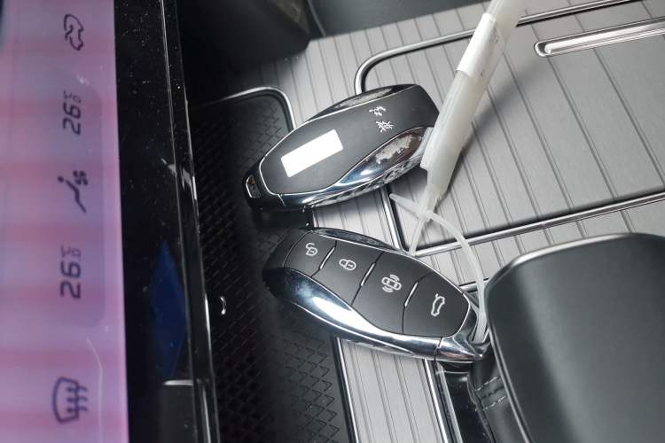 Used Hongqi HS7 PHEV 2024 2.0T PHEV Four-Wheel Drive Flagship Edition 7 Seats Vehicle Key