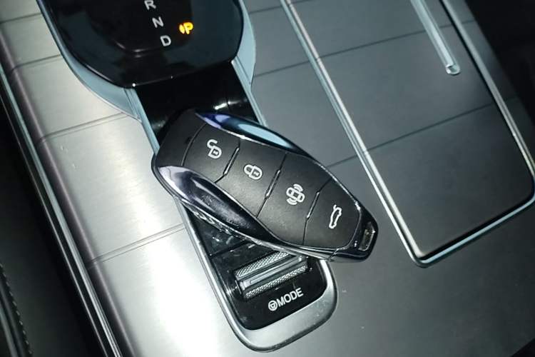 Used Hongqi HS7 PHEV 2024 2.0T PHEV Four-Wheel Drive Flagship Edition 6 Seats Vehicle Key