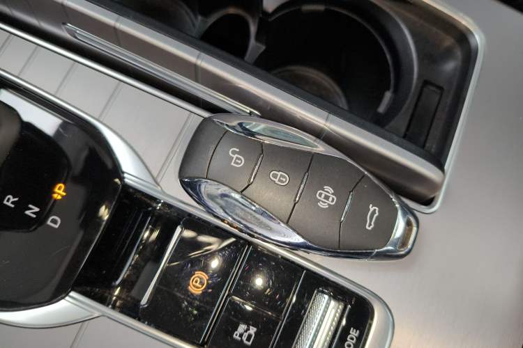 Used Hongqi HS7 PHEV 2024 2.0T PHEV Four-Wheel Drive Flagship Edition 6 Seats Vehicle Key