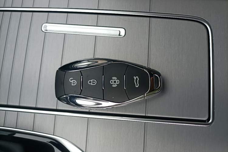 Used Hongqi HS7 PHEV 2024 2.0T PHEV Four-Wheel Drive Flagship Edition 6 Seats Vehicle Key
