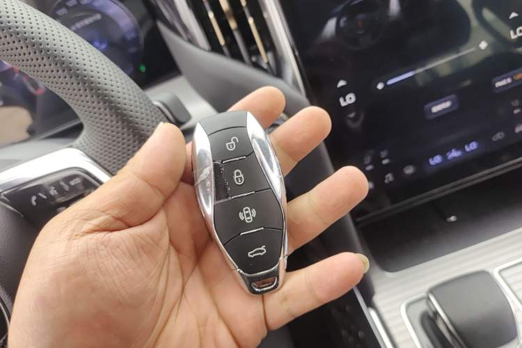 Used Hongqi HS7 PHEV 2024 2.0T PHEV Four-Wheel Drive Flagship Edition 7 Seats Vehicle Key