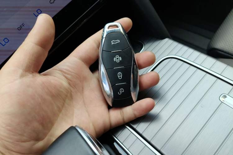 Used Hongqi HS7 PHEV 2024 2.0T PHEV Four-Wheel-Drive Flagship Edition 6 Seats Vehicle Key