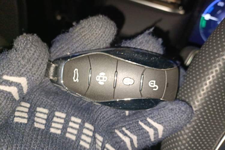 Used Hongqi HS7 PHEV 2024 2.0T PHEV Four-Wheel Drive Flagship Edition 7 Seats Vehicle Key