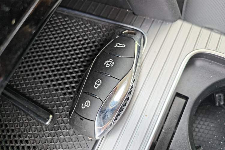 Used Hongqi HS7 PHEV 2024 2.0T PHEV Four-Wheel Drive Flagship Edition 7 Seats Vehicle Key